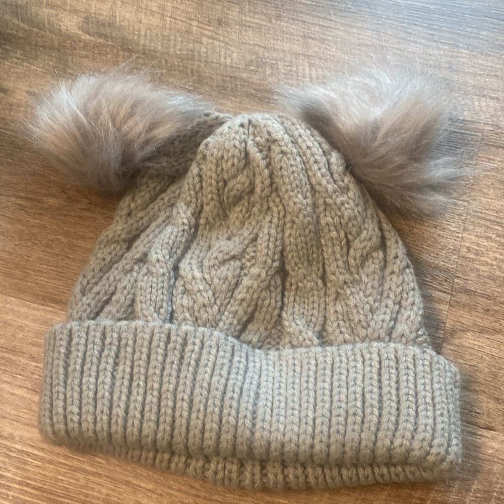 NWOT FABKIDS Gray knit toboggan with furry pompoms